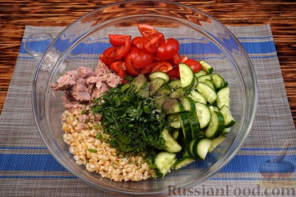 Салат с тунцом, булгуром и овощами