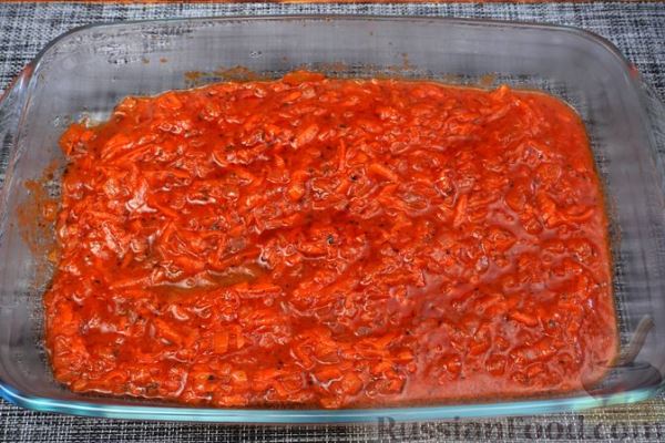 Рыбные тефтели с рисом, запечённые в томатном соусе