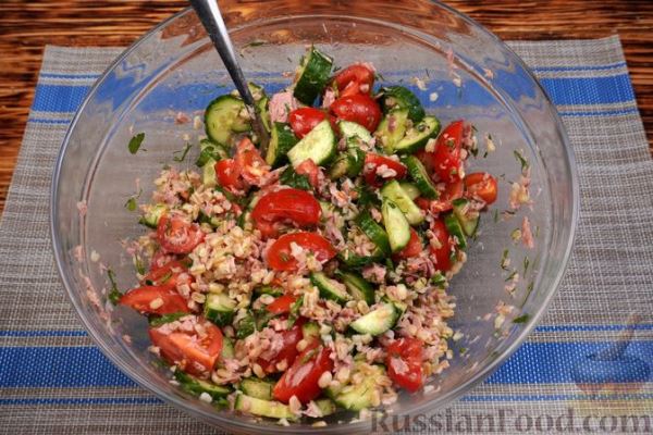 Салат с тунцом, булгуром и овощами