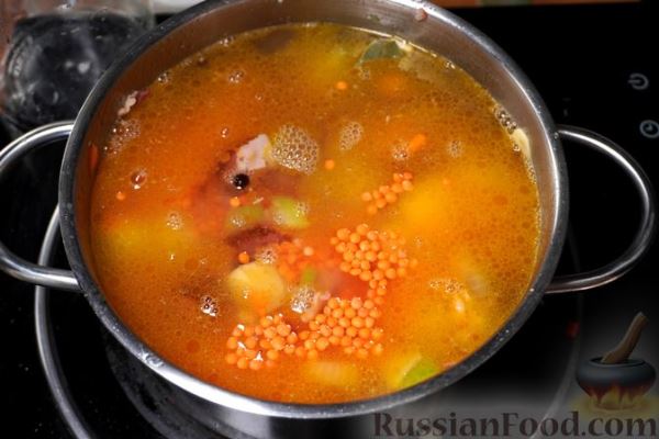 Чечевичный суп с копчёными колбасками и сельдереем