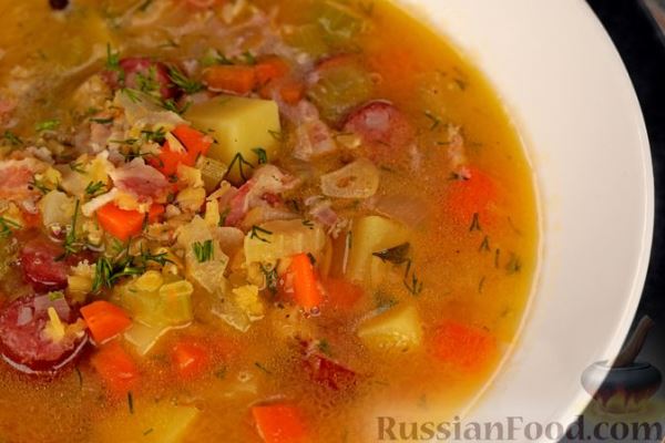 Чечевичный суп с копчёными колбасками и сельдереем