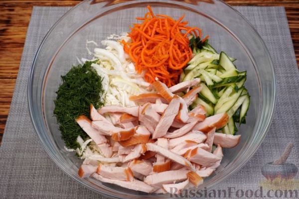 Салат с копчёной курицей, пекинской капустой, морковью и огурцом